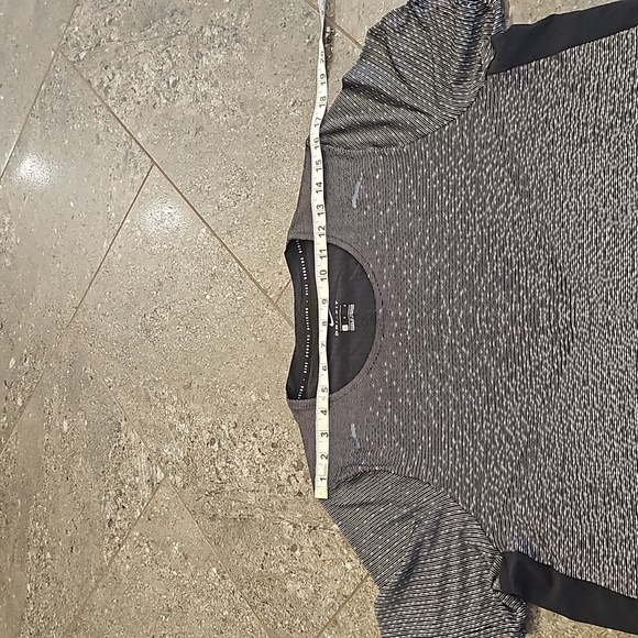 Nike Dri-Fit athletic t-shirt with pocket on the back. Size L - Picture 6 of 10